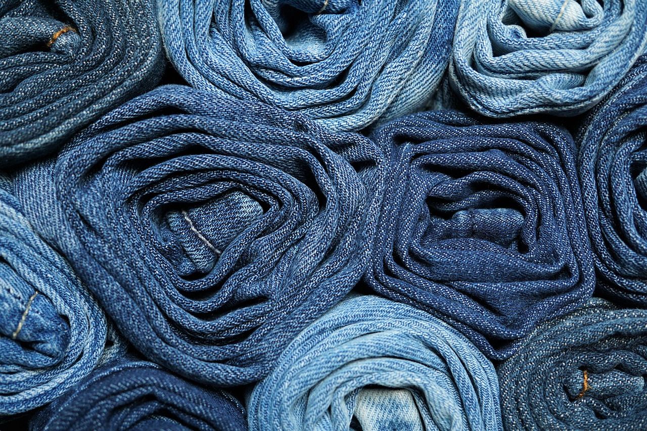 Najmodniejsze kroje spodni i koszulek – inspiracje streetwear na każdy dzień