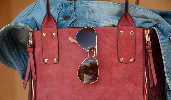 Hit czy kit? Czy transparentne okulary przeciwsłoneczne naprawdę wpisują się w najnowsze trendy?