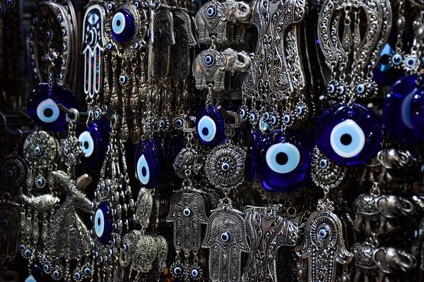 Biżuteria w odcieniach zieleni: stylowy i świeży wybór